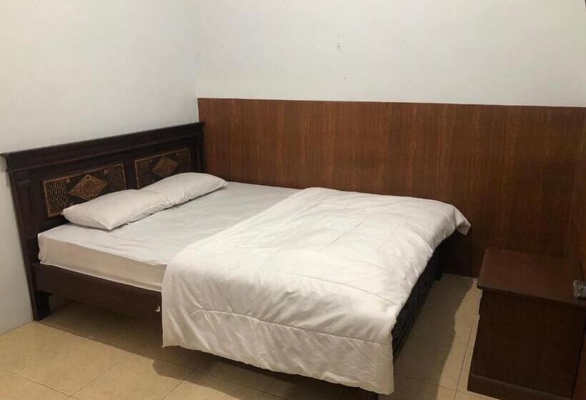 Номер Economy, Anind Guest House Near Museum Angkut Batu Redpartner