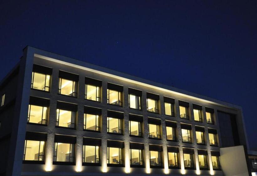 جناح, Pride Biznotel Alkapuri Near Vadodara Airport