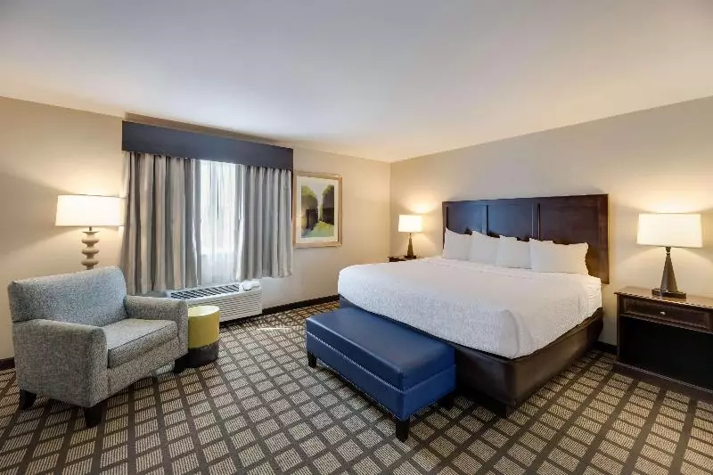 スイート, Best Western North Bryant Inn