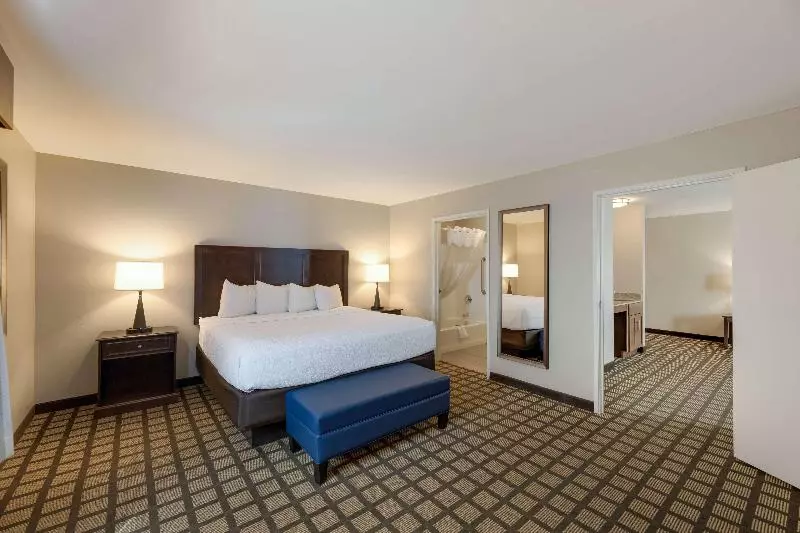 スイート, Best Western North Bryant Inn