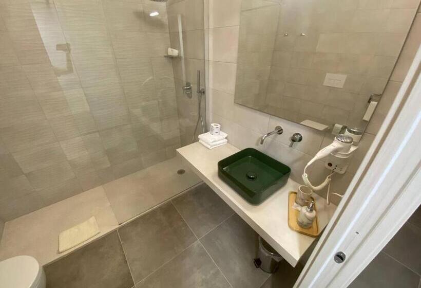 غرفة قياسية مزوَّدة بشُرفة, Ispinigoli