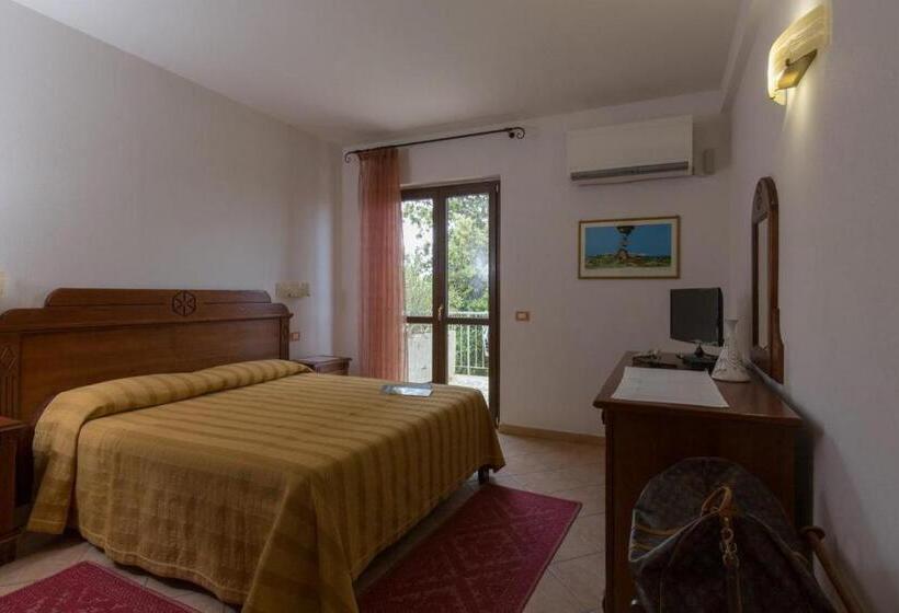 غرفة قياسية مزوَّدة بشُرفة, Ispinigoli