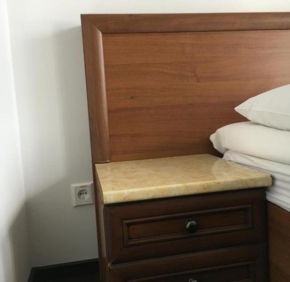 جناح جونيور, Prestige