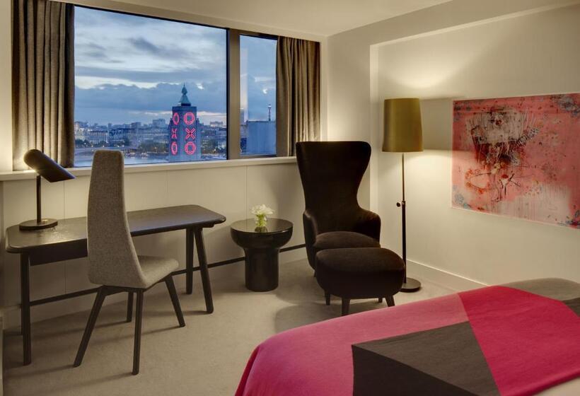 غرفة سوبيريور, Sea Containers London