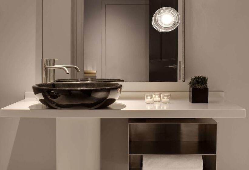 غرفة سوبيريور, Sea Containers London