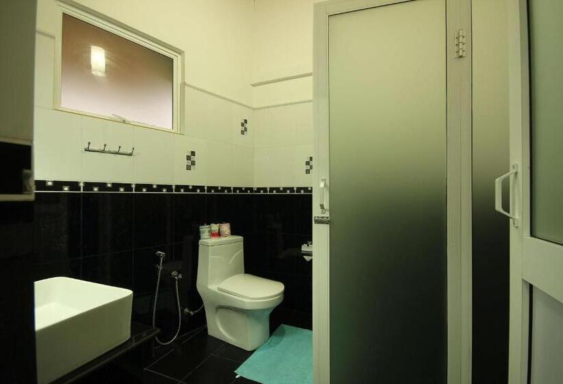 Superior room with lake view, Laluna Ayurveda Resort