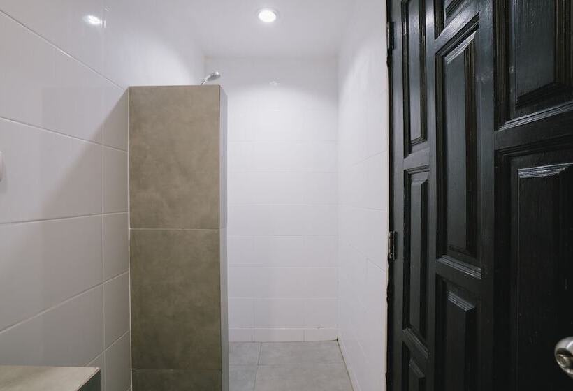מיטה בחדר משותף, Noble House Patong