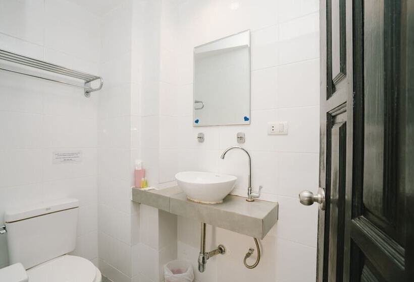 سرير فى غرفة مشتركه, Noble House Patong