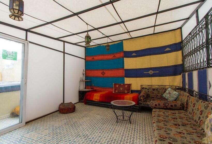 اتاق اکونومی, Riad Anass Al Ouali