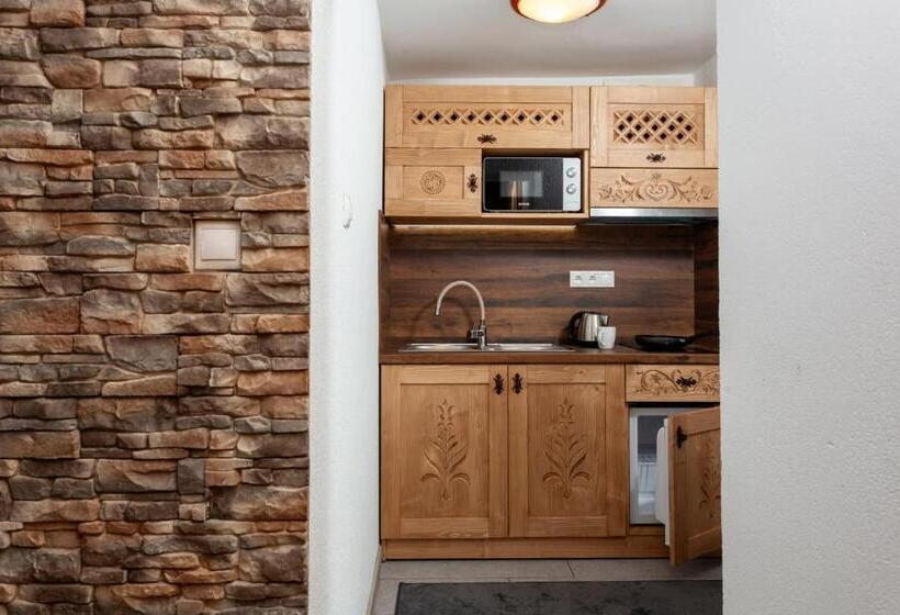 Номер Deluxe, Drevenica U Pavla