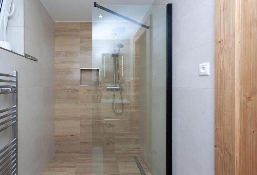 Номер Deluxe, Drevenica U Pavla