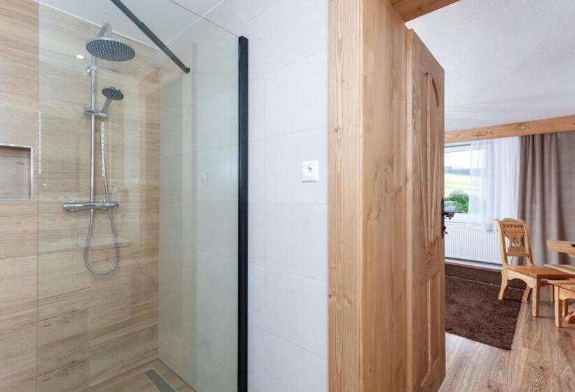 Номер Deluxe, Drevenica U Pavla