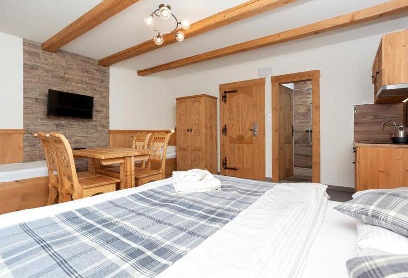 Четырехместный Номер Стандарт с Балконом, Drevenica U Pavla