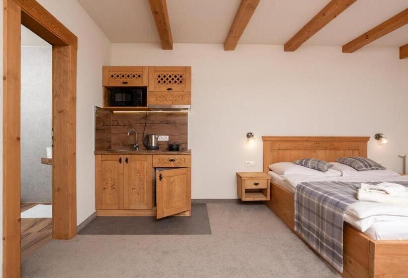 Четырехместный Номер Стандарт с Балконом, Drevenica U Pavla