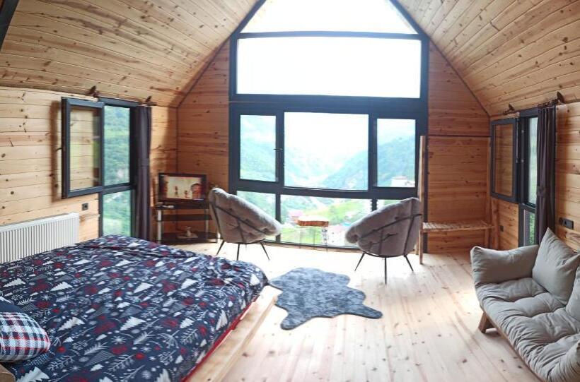 スタンダードバンガロー, Ekakta Bungalov