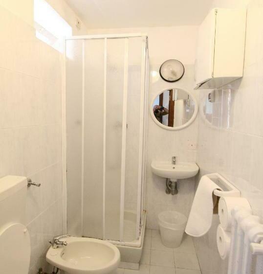 اتاق خانوادگی, Santuario Ns Soviore Cinque Terre