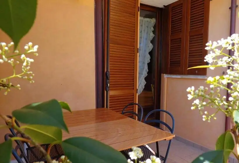 庭の見える１ベッドルームアパートメント, La Casa Di Carla