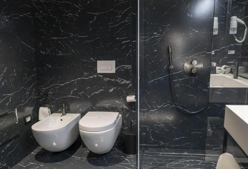 带阳台套房, Moncafe Hotel Etico Tirana