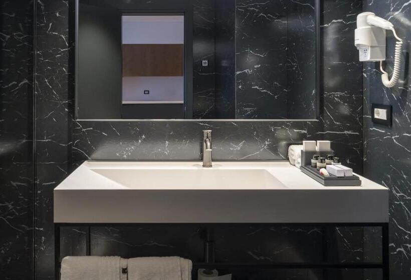 带阳台套房, Moncafe Hotel Etico Tirana