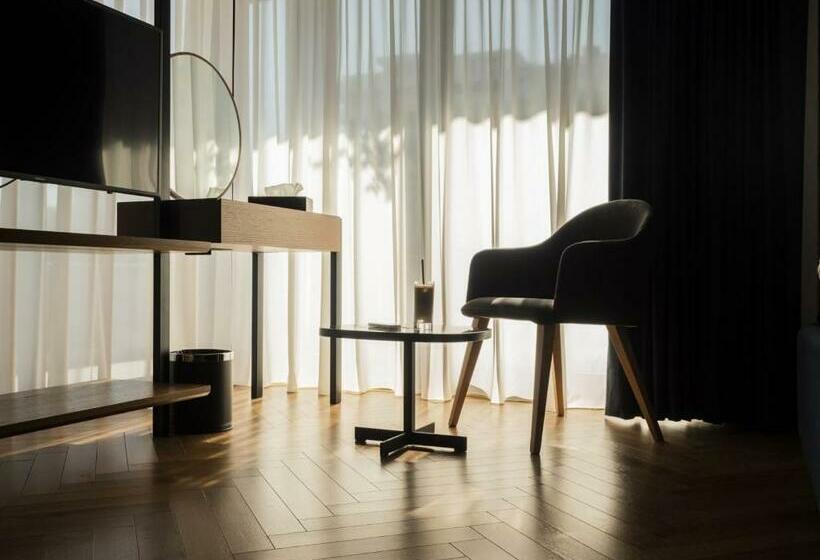 带阳台的豪华间, Moncafe Hotel Etico Tirana