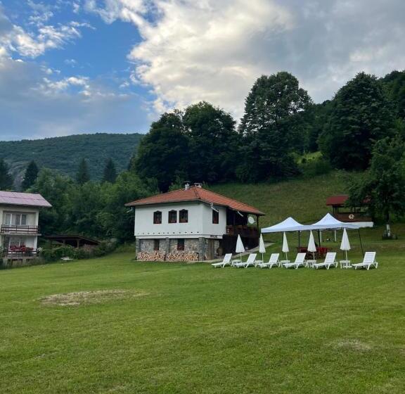 Vila 3 Dormitoris, къща за гости коко