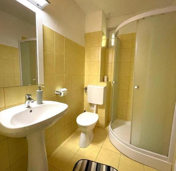 اتاق استاندارد سه نفره, Pensiunea Cehov