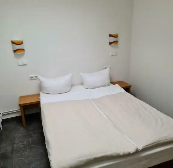 Economy Yhden Hengen Huone, Shop 23