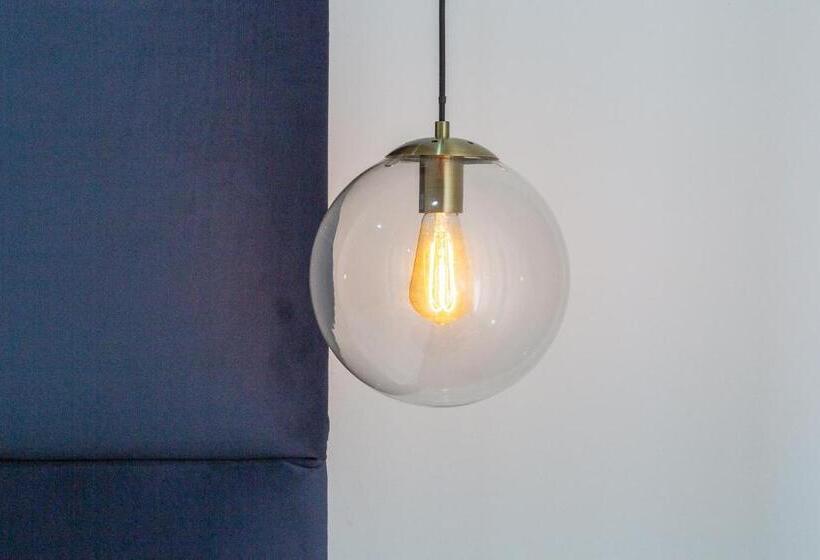 高级大房间, Almi