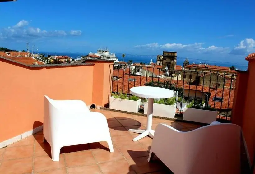 اتاق لوکس با تخت بزرگ, Margiò House