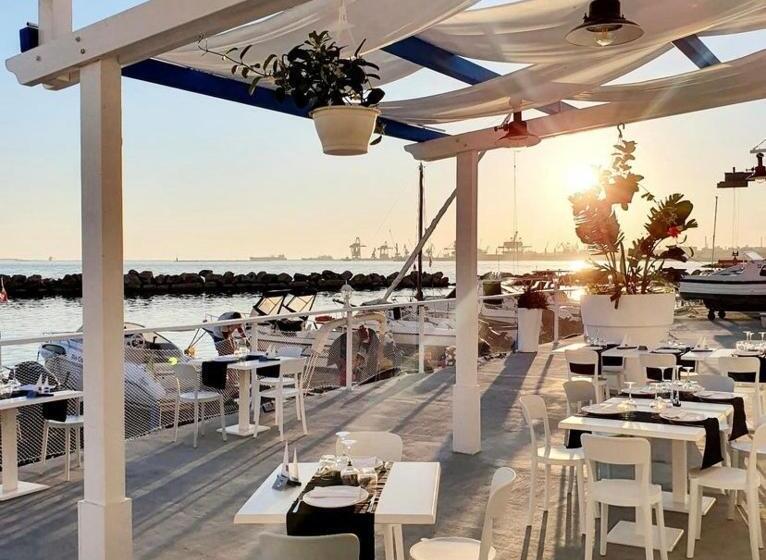 اتاق استاندارد چهارنفره با بالکن, Room27