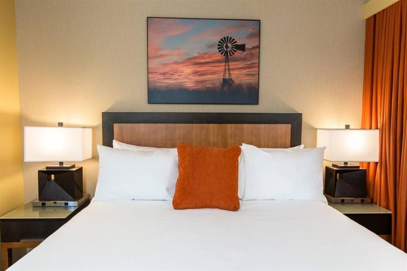 스위트 킹사이즈 침대, Cambria Hotel Plano   Frisco