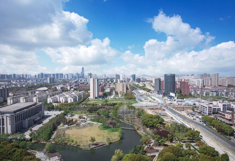 スーペリアールーム, Longqi Jianguo