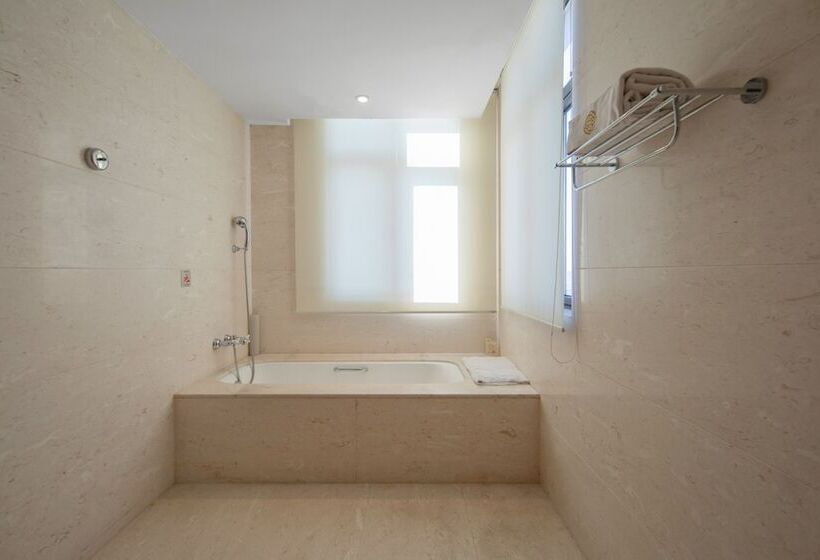 デラックスルーム, Longqi Jianguo