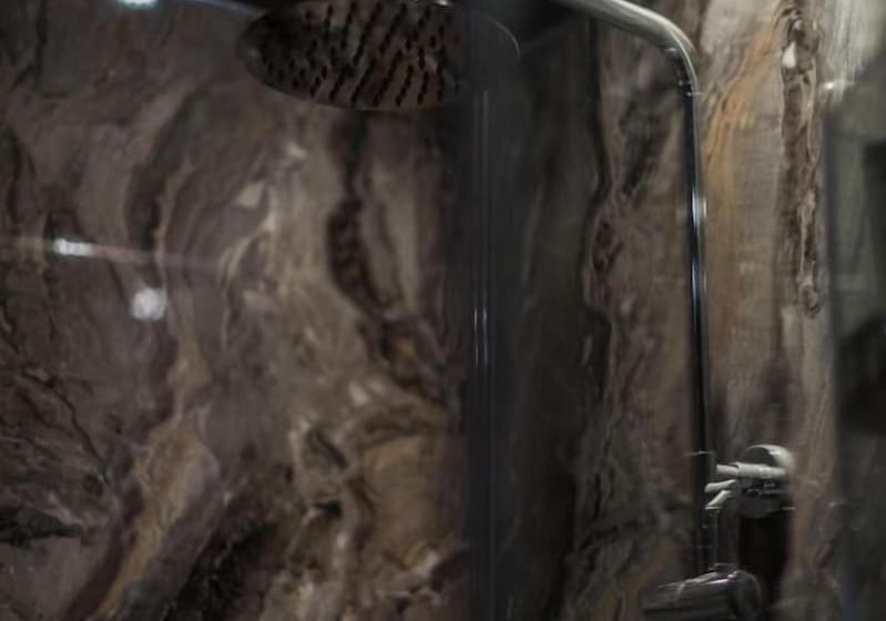 חדר דלוקס לשלושה, The Harrison Chambers Of Distinction