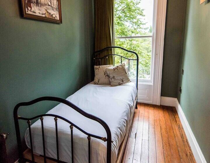 חדר דלוקס לשלושה, The Harrison Chambers Of Distinction