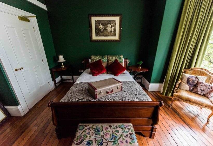 חדר דלוקס לשלושה, The Harrison Chambers Of Distinction