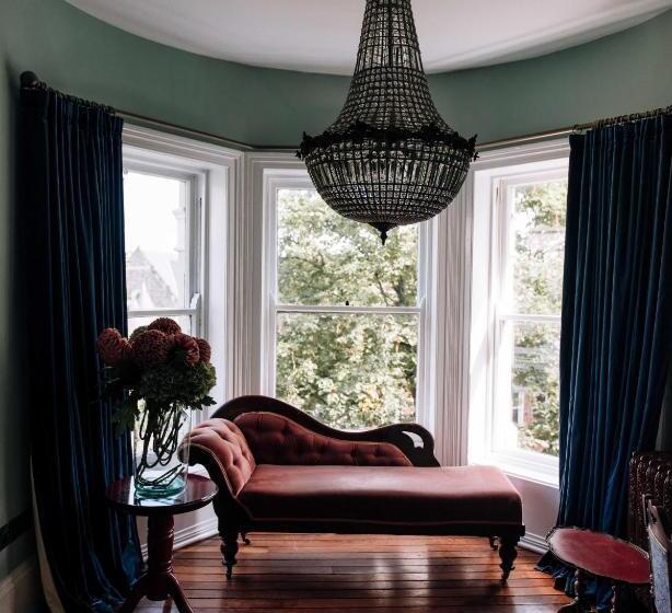 חדר סופריור עם מיטת קינג, The Harrison Chambers Of Distinction