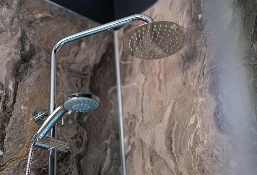 חדר בסיסי, The Harrison Chambers Of Distinction