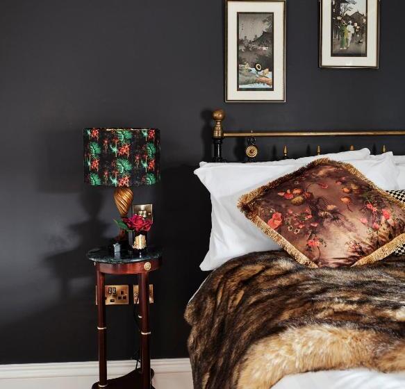 חדר בסיסי, The Harrison Chambers Of Distinction