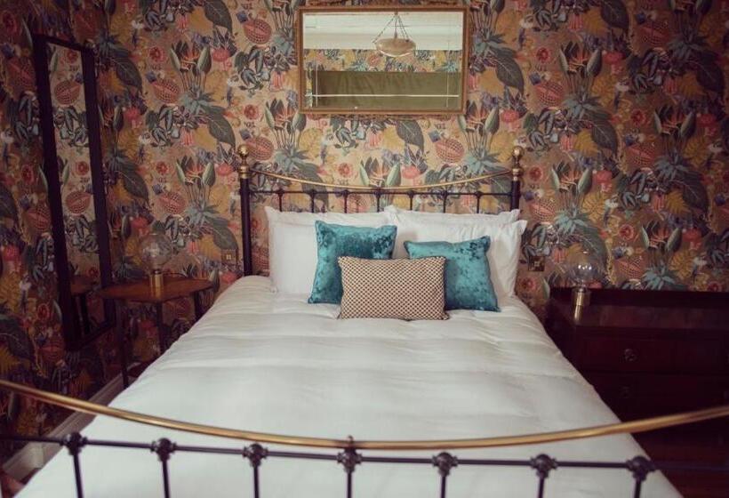 חדר בסיסי, The Harrison Chambers Of Distinction