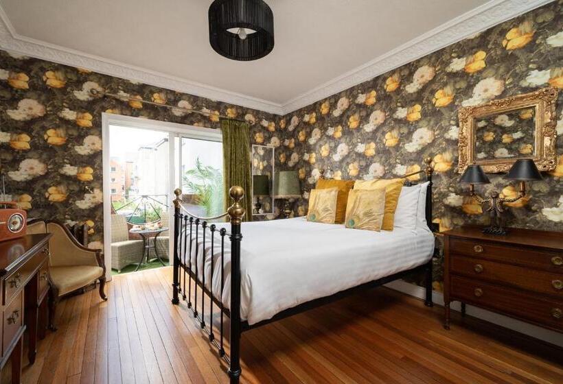 חדר דלוקס, The Harrison Chambers Of Distinction