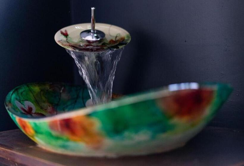 חדר דלוקס, The Harrison Chambers Of Distinction