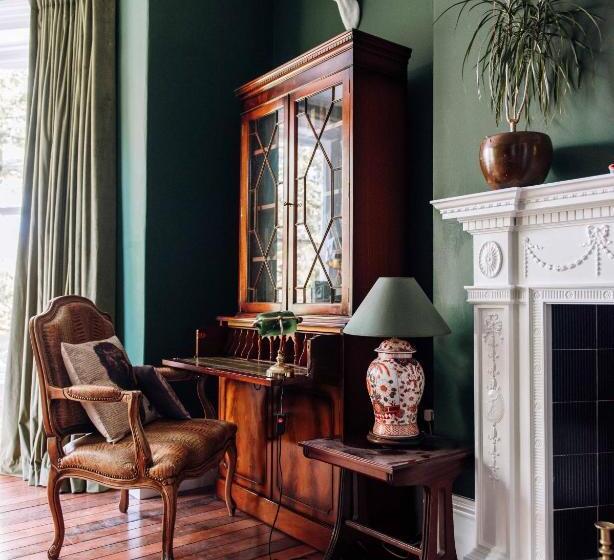 חדר דלוקס לשלושה, The Harrison Chambers Of Distinction