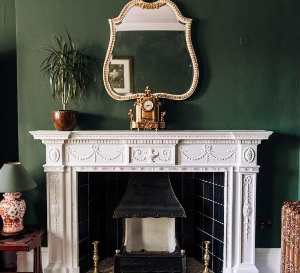 חדר דלוקס לשלושה, The Harrison Chambers Of Distinction