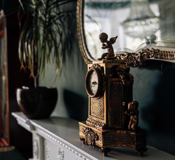 חדר דלוקס לשלושה, The Harrison Chambers Of Distinction