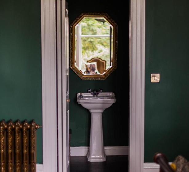 חדר דלוקס לשלושה, The Harrison Chambers Of Distinction