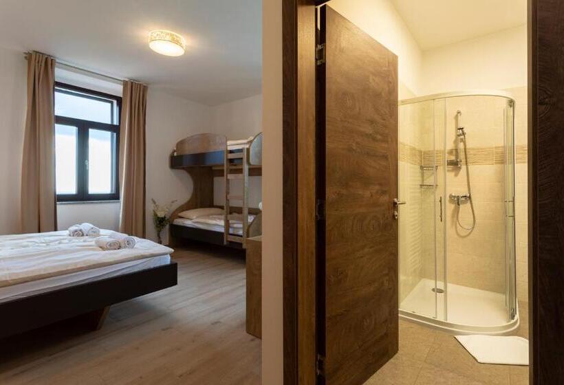 اتاق خانوادگی, Peregrin Sveta Gora