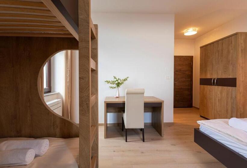 اتاق خانوادگی, Peregrin Sveta Gora