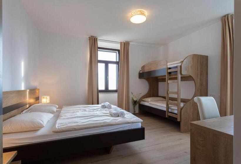 اتاق خانوادگی, Peregrin Sveta Gora