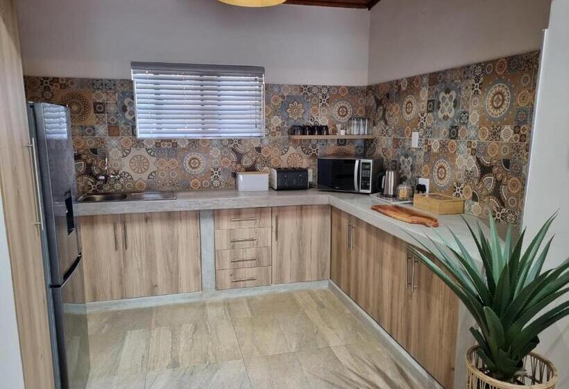 דירת חדר סופריור, The Coral Tree